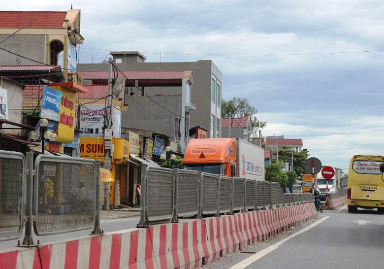 Thực trạng n&agrave;y tiềm ẩn nguy cơ mất ATGT tr&ecirc;n tuyến QL 1A đoạn Dốc X&acirc;y-TP.Thanh H&oacute;a