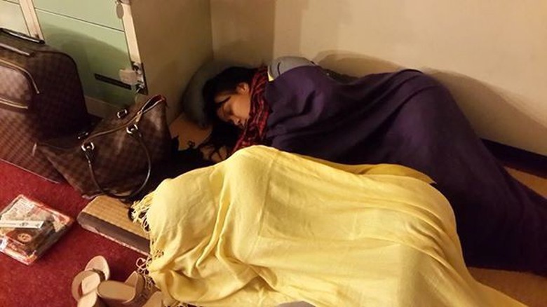 Cẩm Ly phải t&igrave;m một g&oacute;c để ngủ khi đi lưu diễn tại Nhật