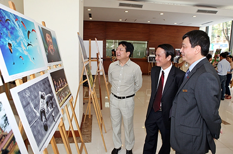 C&aacute;c đại biểu tham quan Triển l&atilde;m trưng b&agrave;y ảnh Cuộc thi ảnh Việt Nam - Đất nước - Con người lần thứ 6