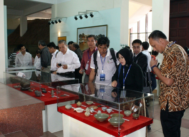 T&igrave;m hiểu, nghi&ecirc;n cứu c&aacute;c hiện vật tại lễ trưng b&agrave;y