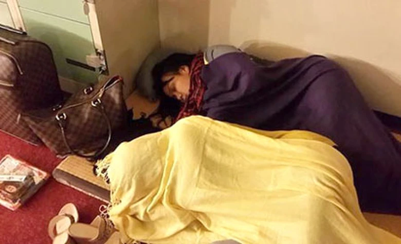 Cẩm Ly v&agrave; Việt Hương ngủ vạ vật khi sang Nhật Bản biểu diễn