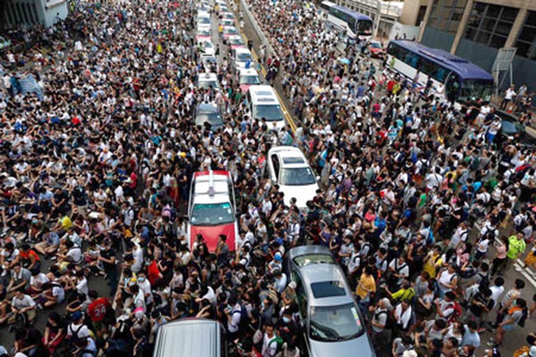 Giao th&ocirc;ng tắc nghẽn v&igrave; người biểu t&igrave;nh tr&agrave;n ngập đường