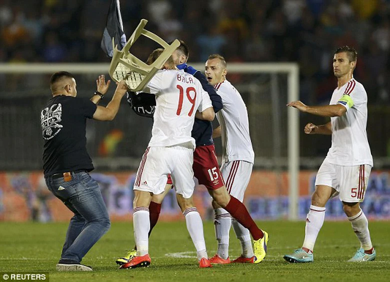 CĐV Serbia lao v&agrave;o s&acirc;n h&agrave;nh hung cầu thủ Albiania