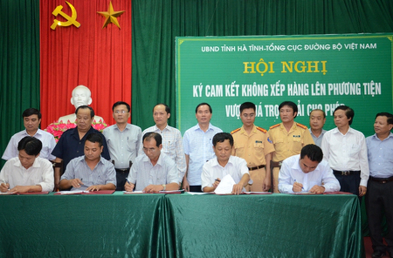 L&atilde;nh đạo Tổng cục đường Bộ Việt Nam, Tổng cục 7, UBND tỉnh H&agrave; Tĩnh chứng kiến c&aacute;c doanh nghiệp vận tải tr&ecirc;n địa b&agrave;n H&agrave; Tĩnh k&yacute; cam kết về