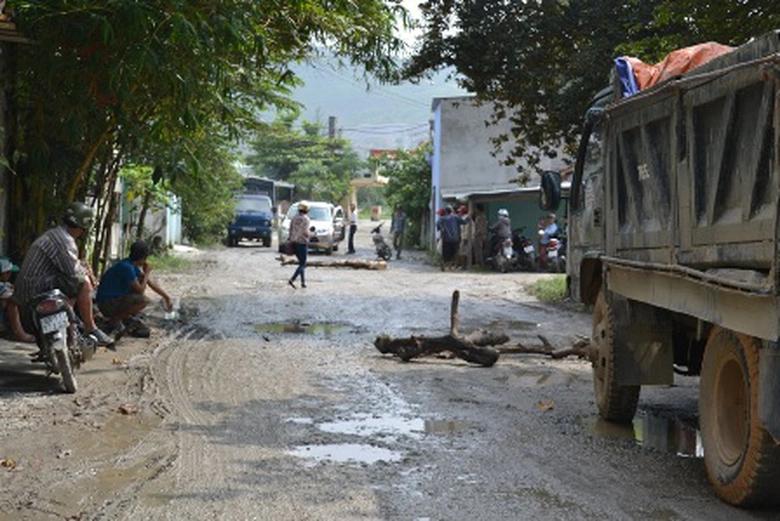 Người d&acirc;n d&ugrave;ng chướng ngại vật chặn xe tải