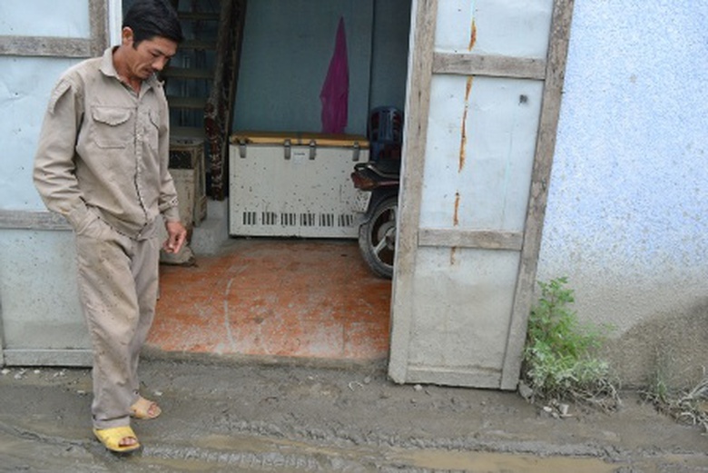 Sau những cơn mưa, xe tải chạy qua l&agrave;m b&ugrave;n đất tr&agrave;n v&agrave;o nh&agrave; d&acirc;n