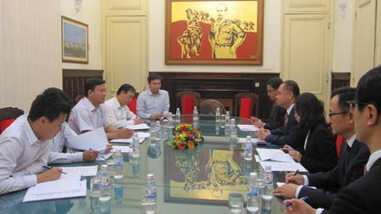 Bộ trưởng Đinh La Thăng thẳng thắn y&ecirc;u cầu tr&aacute;ch nhiệm của Keangnam trong khắc phục sự cố nứt đường Nội B&agrave;i - L&agrave;o Cai