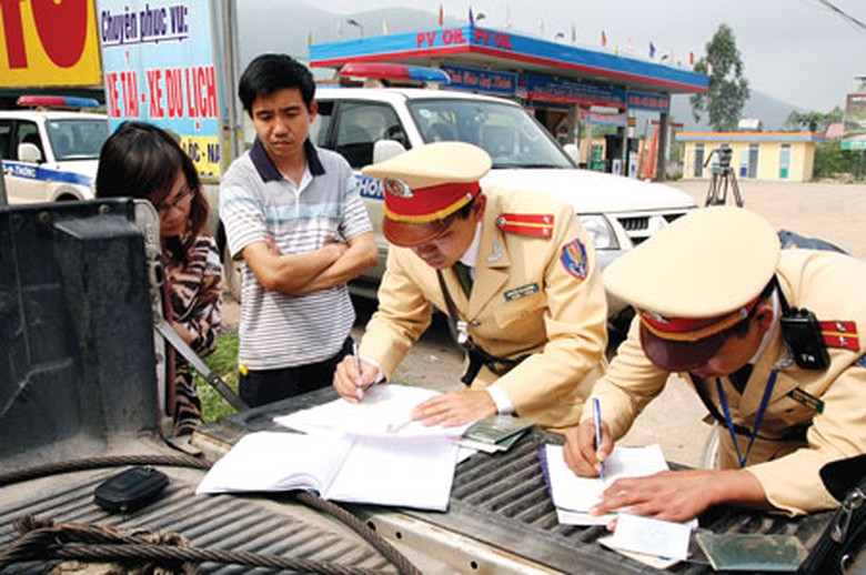 Thu tiền phạt bằng h&igrave;nh thức trừ v&agrave;o t&agrave;i khoản ng&acirc;n h&agrave;ng sẽ giảm bớt nhi&ecirc;u kh&ecirc; cho người vi phạm v&agrave; lực lượng CSGT