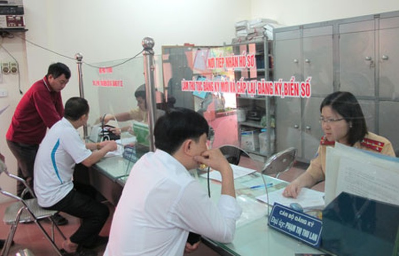 Người d&acirc;n l&agrave;m thủ tục đăng k&yacute; mới hoặc sang t&ecirc;n đổi chủ phương tiện tới đ&acirc;y sẽ phải khai b&aacute;o t&agrave;i khoản ng&acirc;n h&agrave;ng Ảnh: Văn Huế