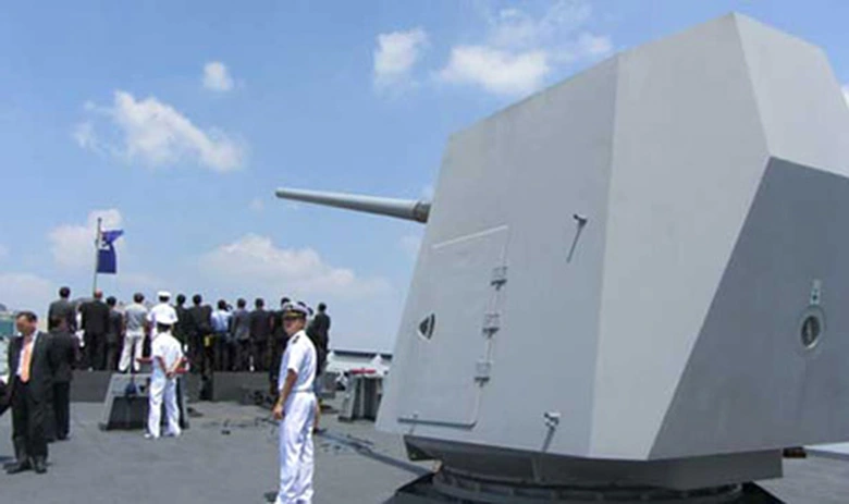 Ph&aacute;o MK 45 tự động cỡ n&ograve;ng 127 mm tầm bắn 24 km nh&igrave;n từ xa