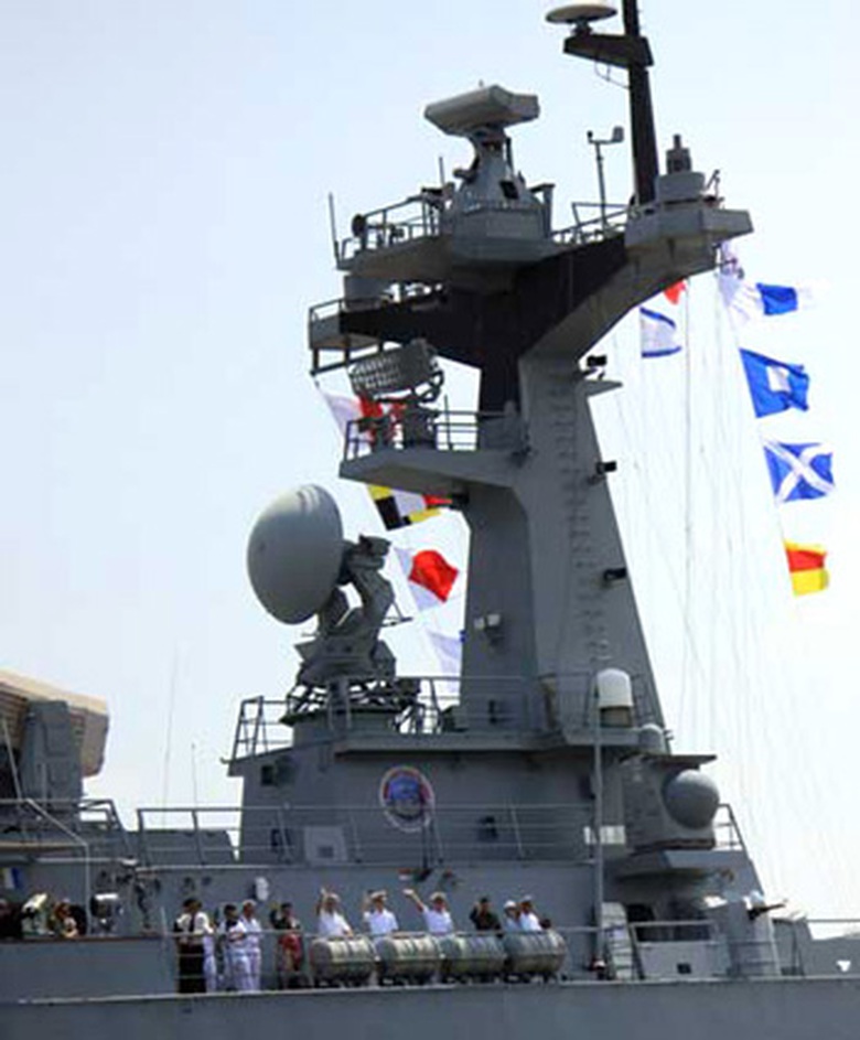 Chiến hạm Wang Geon c&oacute; độ cho&aacute;n nước khoảng 4.500 tấn, d&agrave;i 150 m, tốc độ tối đa đạt 29 hải l&yacute;/giờ (50 km/giờ). T&agrave;u được trang bị hệ thống 32 ống ph&oacute;ng thẳng đứng d&ugrave;ng để bắn nhiều loại t&ecirc;n lửa kh&aacute;c nhau đủ sức tấn c&ocirc;ng t&agrave;u chiến, đối kh&ocirc;ng v&agrave; cả đất liền.