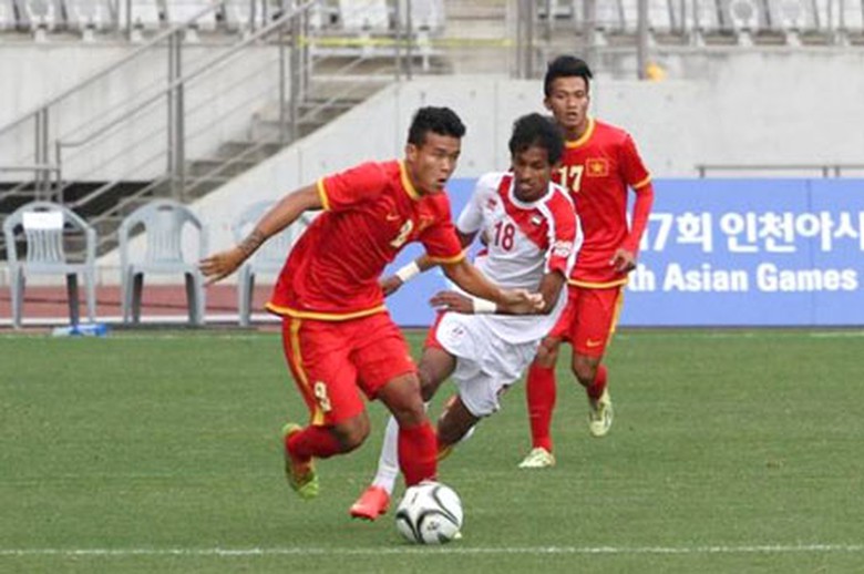 Hậu vệ Thanh Hiền (số 2) v&agrave; tiền vệ Ngọc Thắng (số 17) l&agrave; hai trong số ba cầu thủ Olympic được triệu tập bổ sung v&agrave;o ĐTVN