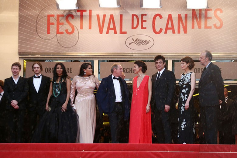 Misty (mặc v&aacute;y m&agrave;u nude) c&ugrave;ng c&aacute;c bạn diễn tại li&ecirc;n hoan phim Cannes 2013