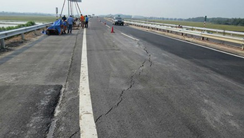 Vết nứt tr&ecirc;n tuyến cao tốc Nội B&agrave;i - Lao Cai l&agrave; bất khả kh&aacute;ng