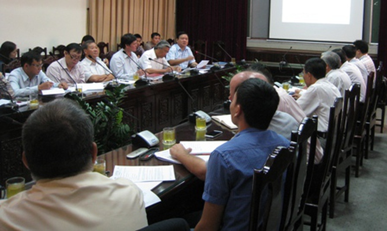Bộ trưởng Đinh La Thăng chủ tr&igrave; cuộc họp, y&ecirc;u cầu c&aacute;c cơ quan đơn vị, chậm nhất 2 th&aacute;ng nữa phải khắc phục xong vết nứt cao tốc Nội B&agrave;i - L&agrave;o Cai