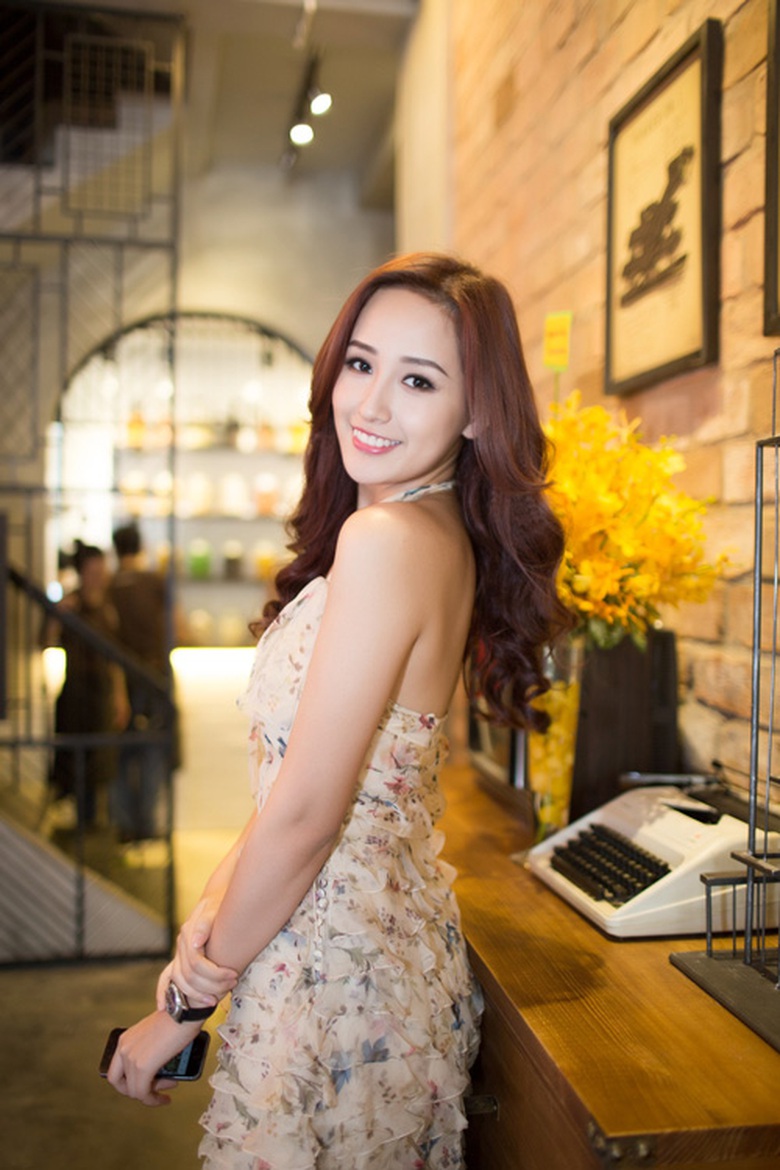 Trong ng&agrave;y trở th&agrave;nh b&agrave; chủ, Hoa hậu diện v&aacute;y trắng qu&acirc;y điệu đ&agrave;, hững hờ khoe v&ograve;ng 1 gợi cảm. 