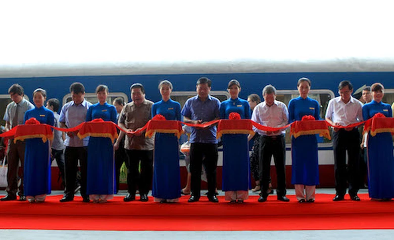 Bộ trưởng Đinh La Thăng, Ph&oacute; B&iacute; thư Đảng ủy Khối Doanh nghiệp Trung ương B&ugrave;i Đức Lợi c&ugrave;ng l&atilde;nh đạo ng&agrave;nh đường sắt cắt băng kh&aacute;nh th&agrave;nh ke ga H&agrave; Nội