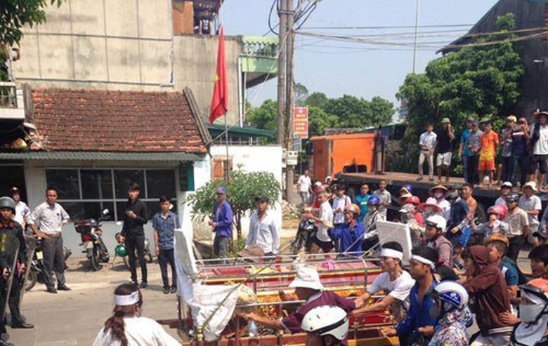 Gia đ&igrave;nh mang quan t&agrave;i diễu phố s&aacute;ng 18/9