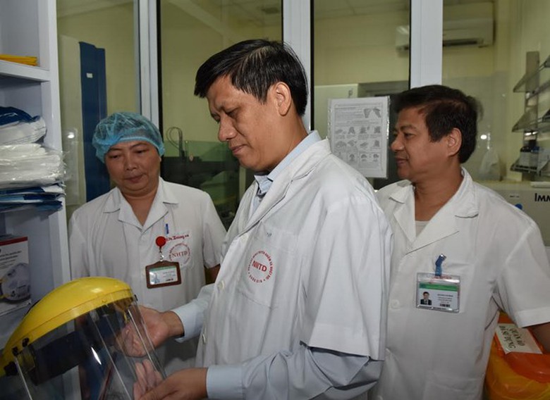Thứ trưởng Y tế Nguyễn Thanh Long (giữa) kiểm tra c&ocirc;ng t&aacute;c ph&ograve;ng chống dịch bệnh Ebola ở Bệnh viện Bệnh nhiệt đới. (Nguồn: Bộ Y tế)