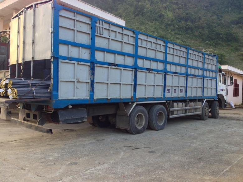 Chiếc xe vượt trạm c&acirc;n đ&acirc;m thẳng v&agrave;o tổ c&ocirc;ng t&aacute;c li&ecirc;n ngh&agrave;nh v&agrave; trang thiết bị