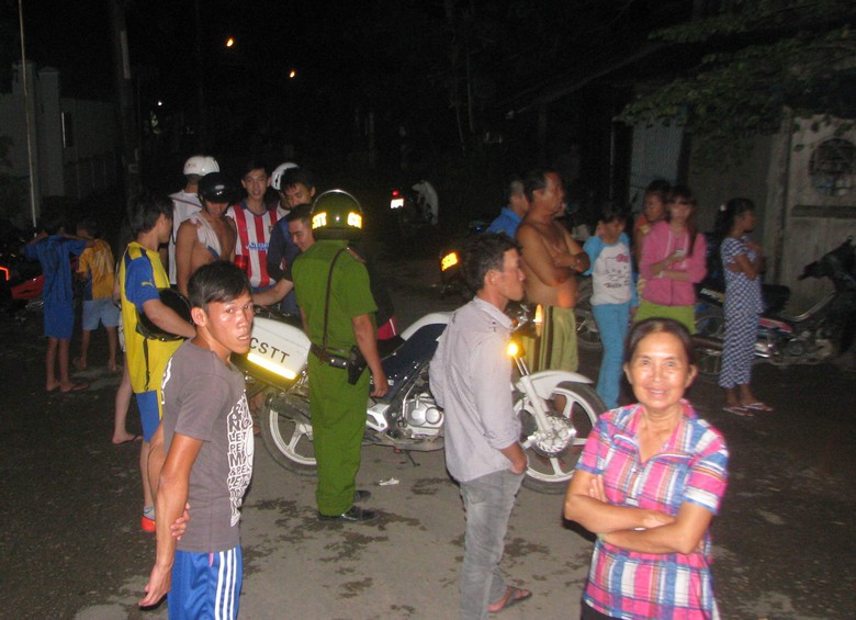 D&ugrave; đ&ecirc;m khuya, nhưng nhiều người dẫn vẫn gi&uacute;p chủ h&agrave;ng lặn vớt h&agrave;nh h&oacute;a từ chiếc nghe ch&igrave;m đưa l&ecirc;n bờ