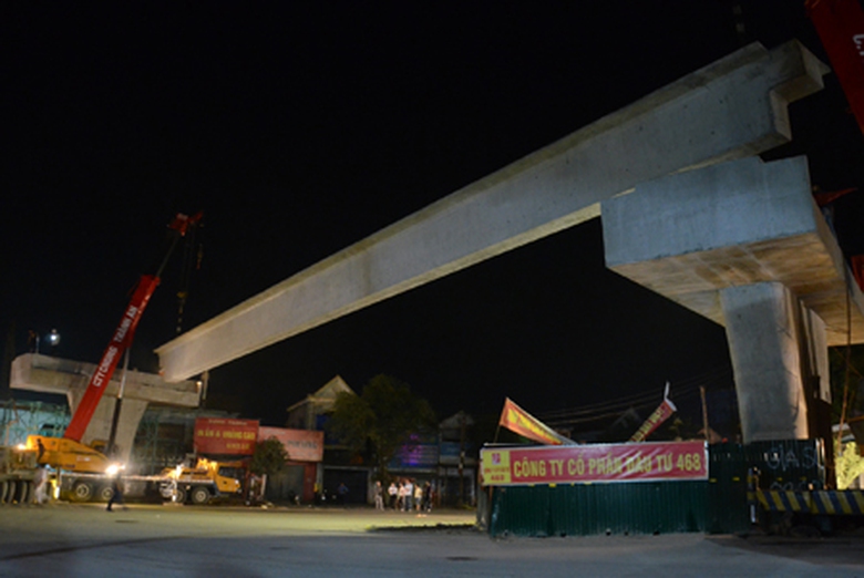 Phiến dầm đầu ti&ecirc;n được nh&agrave; thầu lao lắp th&agrave;nh c&ocirc;ng
