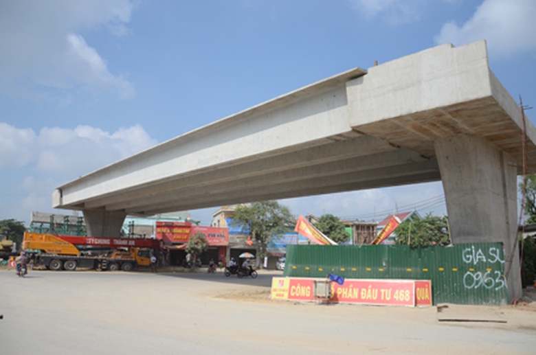 Việc lao lắp dầm th&agrave;nh c&ocirc;ng đ&aacute;nh dấu bước chuyển quan trọng trong qu&aacute; tr&igrave;nh thi c&ocirc;ng dự &aacute;n.