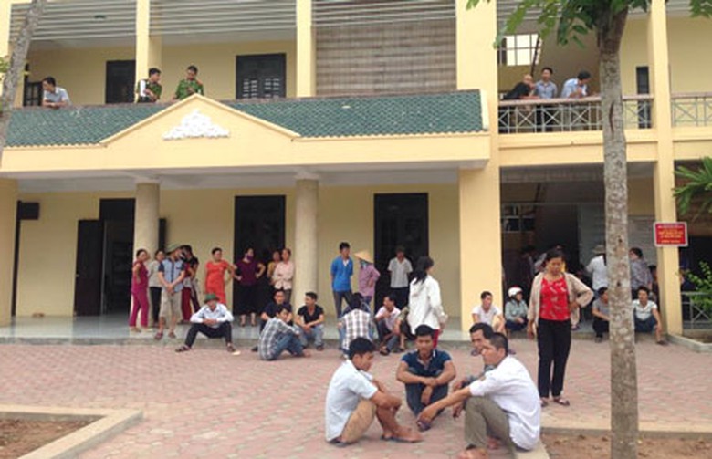 Rất đ&ocirc;ng người nh&agrave; k&eacute;o đến v&acirc;y Bệnh viện Đa khoa Quốc Oai sau c&aacute;i chết đột ngột của ch&aacute;u Nhung