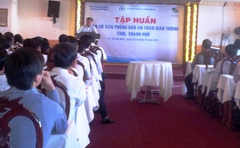 Tại buổi tập huấn c&aacute;n bộ Ban ATGT được phổ biến quy định về quản l&yacute; hoạt động kinh doanh vận tải đường bộ...