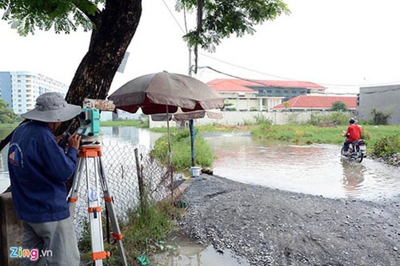 &ldquo;Thấy c&ocirc;ng ty x&acirc;y dựng đến đ&acirc;y đo đạc từ nhiều năm nay nhưng vẫn chưa thấy l&agrave;m đường mới&rdquo;, &ocirc;ng Quốc cho biết th&ecirc;m.