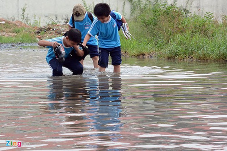 Những học sinh nam ở trường tiểu học L&ecirc; Trọng Tấn kh&ocirc;ng c&ograve;n lựa chọn n&agrave;o kh&aacute;c l&agrave; phải xắn quần lội qua 