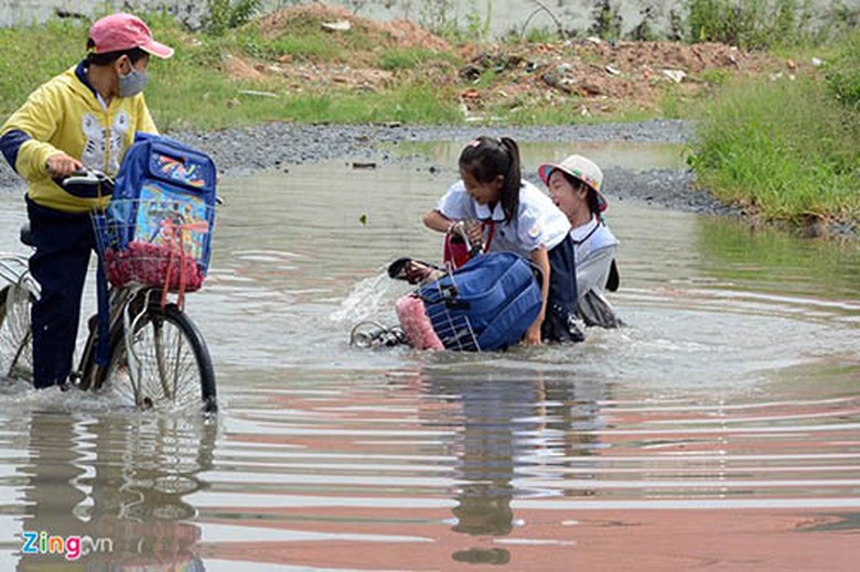 Những nữ sinh ch&acirc;n yếu tay mềm th&igrave; kh&ocirc;ng may mắn như c&aacute;c bạn trai khi cố gắng đạp xe vượt qua đoạn đường đ&aacute;ng sợ n&agrave;y.