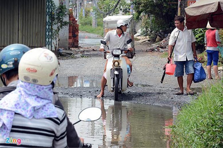 Người đ&agrave;n &ocirc;ng lần đầu tới đ&acirc;y d&ograve; hỏi trước khi quyết định c&oacute; ph&oacute;ng qua hay kh&ocirc;ng.