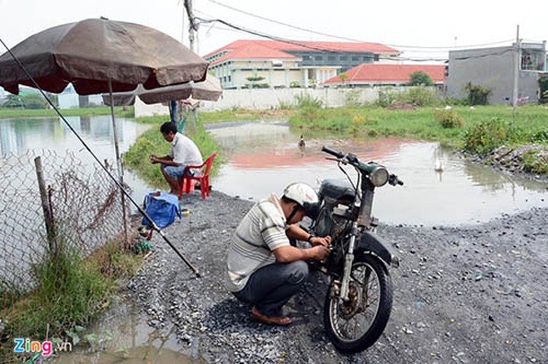 Với anh H&ugrave;ng Ngọc Đức do hằng ng&agrave;y đi qua tuyến đường n&ecirc;n chuyện lội nước khiến xe chết m&aacute;y trở th&agrave;nh cơm bữa.