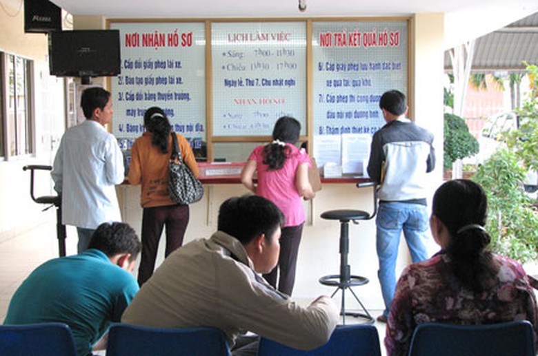 Nhiều người đến ph&ograve;ng một cửa của Sở GTVT Long An l&agrave;m thủ tục cấp đổi GPLX loại nhựa