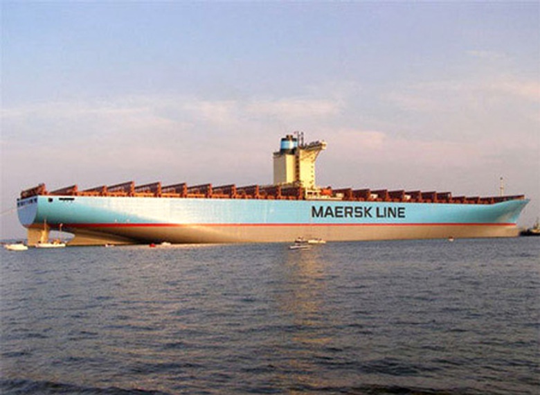 T&agrave;u Emma Maersk c&oacute; chiều d&agrave;i 396,8m; chiều rộng 56,40m
