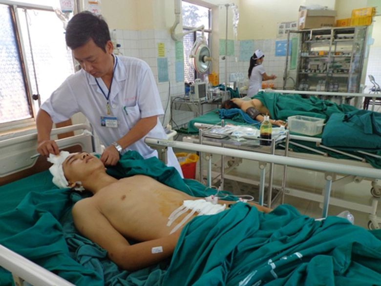 Những nạn nh&acirc;n vụ TNGT đ&acirc;ng được chăm s&oacute;c tại bệnh viện tỉnh Đắk Lắk