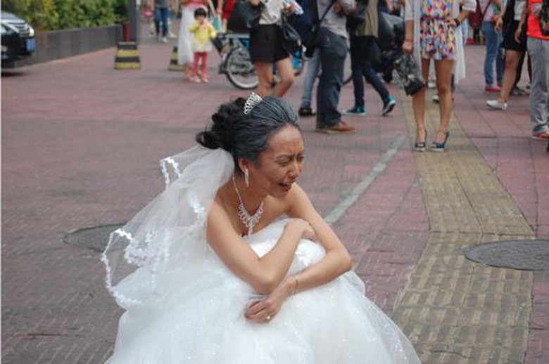 Tuy nhi&ecirc;n, chồng chưa cưới của c&ocirc; đ&atilde; bỏ đi m&agrave; kh&ocirc;ng th&egrave;m ngo&aacute;i đầu lại, bỏ mặc c&ocirc; bạn g&aacute;i ngồi kh&oacute;c nức nở giữa đường. 