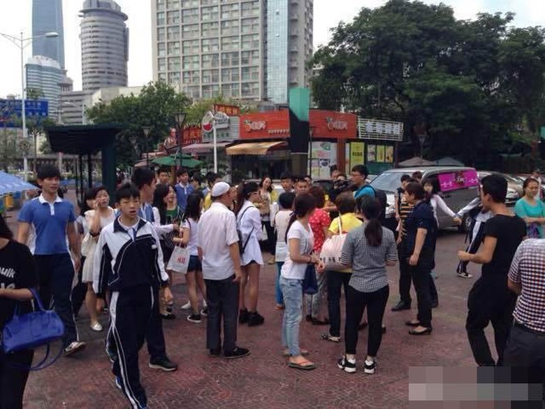 C&acirc;u chuyện hy hữu của c&ocirc; g&aacute;i trẻ n&agrave;y đ&atilde; ngay lập tức lan truyền tr&ecirc;n mạng v&agrave; thu h&uacute;t nhiều sự ch&uacute; &yacute;. Đa số cư d&acirc;n mạng đều chỉ tr&iacute;ch, l&ecirc;n &aacute;n người chồng chưa cưới tham sắc v&agrave; bội bạc