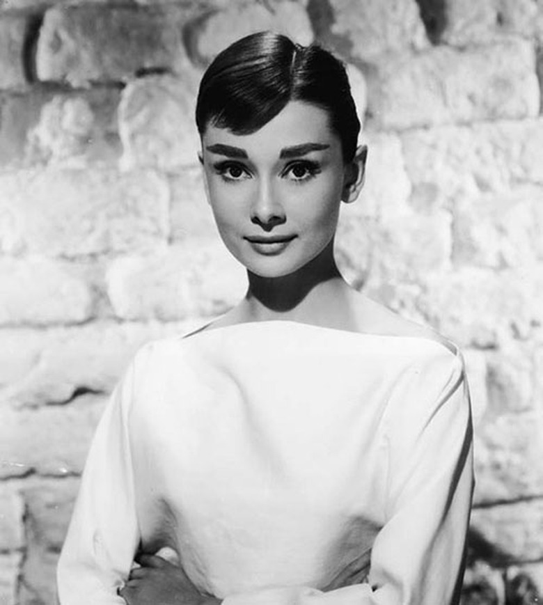 Audrey Hepburn (1929-1993) l&agrave; một diễn vi&ecirc;n điện ảnh huyền thoại của những thập ni&ecirc;n 1950, 1960. Vẻ đẹp của b&agrave; đ&atilde; được minh chứng qua rất nhiều cuộc bầu chọn v&agrave; lu&ocirc;n được xem l&agrave; một trong những phụ nữ đẹp nhất thế kỷ 20.