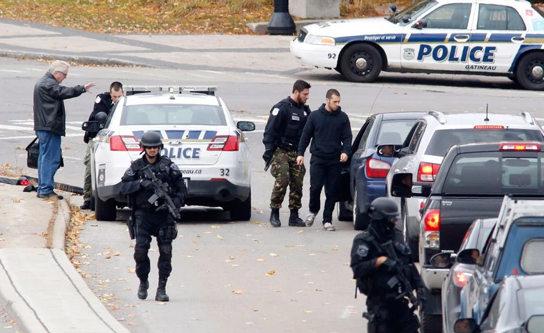 Cảnh s&aacute;t phong toả hiện trưởng v&agrave; kiểm tra an ninh đối với c&aacute;c xe ra v&agrave;o