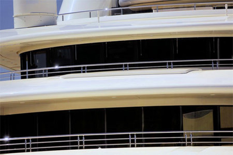 K&iacute;nh chống đạn v&agrave; c&aacute;c lớp bọc th&eacute;p bao trọn chiều d&agrave;i ph&ograve;ng ch&iacute;nh của tỷ ph&uacute; Abramovich v&agrave; ph&ograve;ng chỉ huy tr&ecirc;n du thuyền Eclipse.