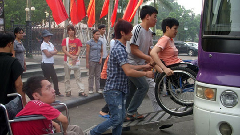Tại Việt Nam, người khuyết tật đ&atilde; v&agrave; đang ng&agrave;y c&agrave;ng được cộng đồng x&atilde; hội quan t&acirc;m hơn - ảnh minh họa