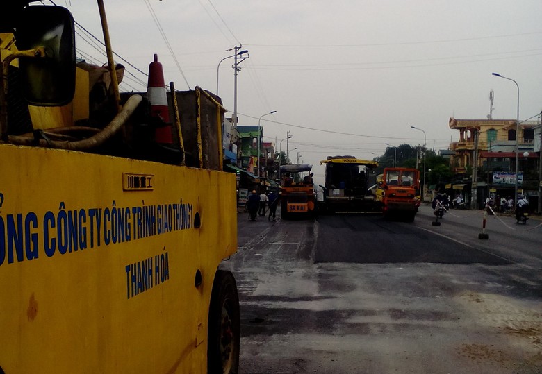 Tổng c&ocirc;ng ty C&ocirc;ng tr&igrave;nh giao th&ocirc;ng Thanh H&oacute;a thi c&ocirc;ng thảm nhựa tr&ecirc;n nền ẩm ướt 