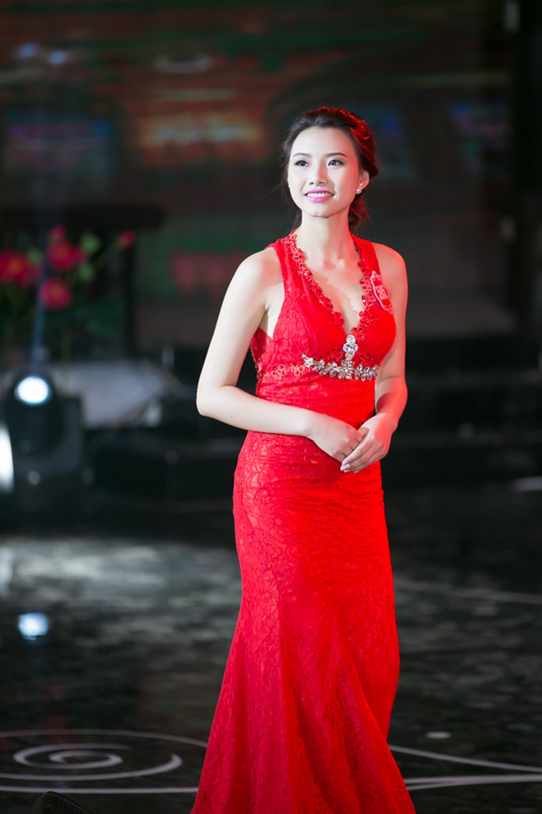 Tạ Thanh Huyền (18 tuổi), sinh vi&ecirc;n trường Cao đẳng Sư phạm H&agrave; Nội.