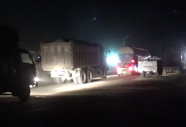 Xe qu&aacute; tải trốn lực lượng chức năng chạy v&agrave;o ban đ&ecirc;m