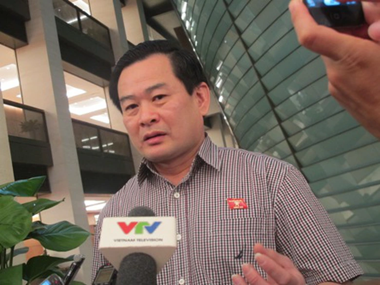 Ph&oacute; Chủ nhiệm Ủy ban Tư ph&aacute;p Nguyễn Đ&igrave;nh Quyền trao đổi với b&aacute;o ch&iacute; s&aacute;ng 25/10