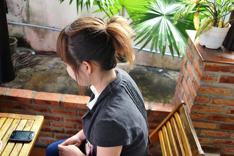 Chị Nguyễn Thị L. vẫn chưa hết b&agrave;ng ho&agrave;ng khi kể lại vụ việc. Ảnh: Triều Dương