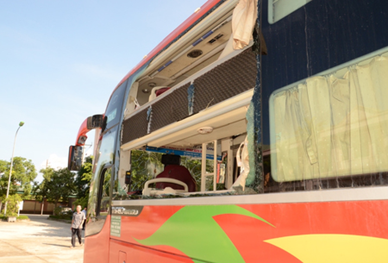 Vụ nổ khiến 3 người tr&ecirc;n xe kh&aacute;ch bị thương nặng, to&agrave;n bộ k&iacute;nh chắn gi&oacute; ph&iacute;a đầu xe bị vỡ vụn