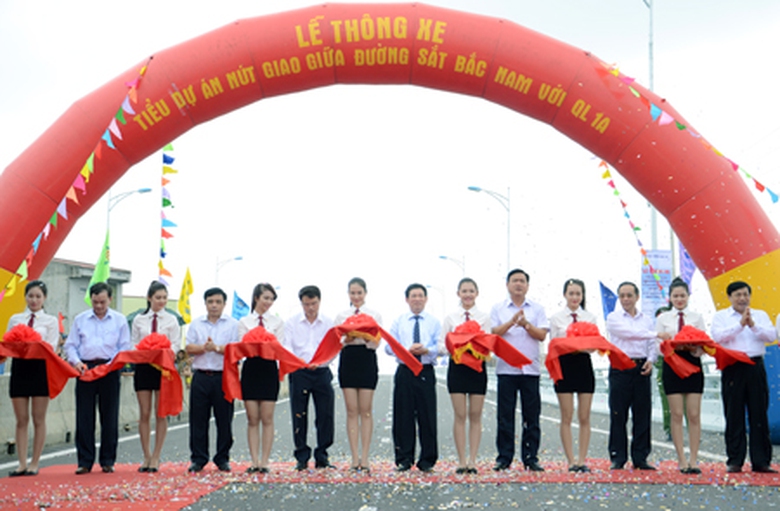 C&aacute;c địa biểu cắt băng kh&aacute;nh th&agrave;nh v&agrave; th&ocirc;ng xe dự &aacute;n